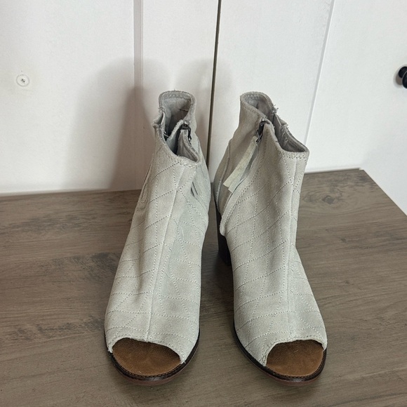 TOMS | Stylish Light Grey Peep-Toe Ankle Boots- Leather Suede Upper - 9 - Picture 1 of 6